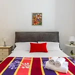 Red Comfort Flat Near Garibaldi Station