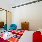 Red Comfort Flat Near Garibaldi Station