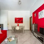 Red Comfort Flat Near Garibaldi Station