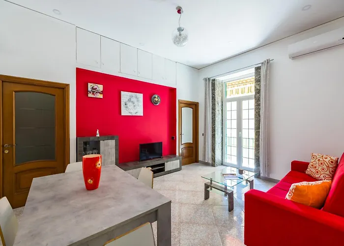 Red Comfort Flat Near Garibaldi Station