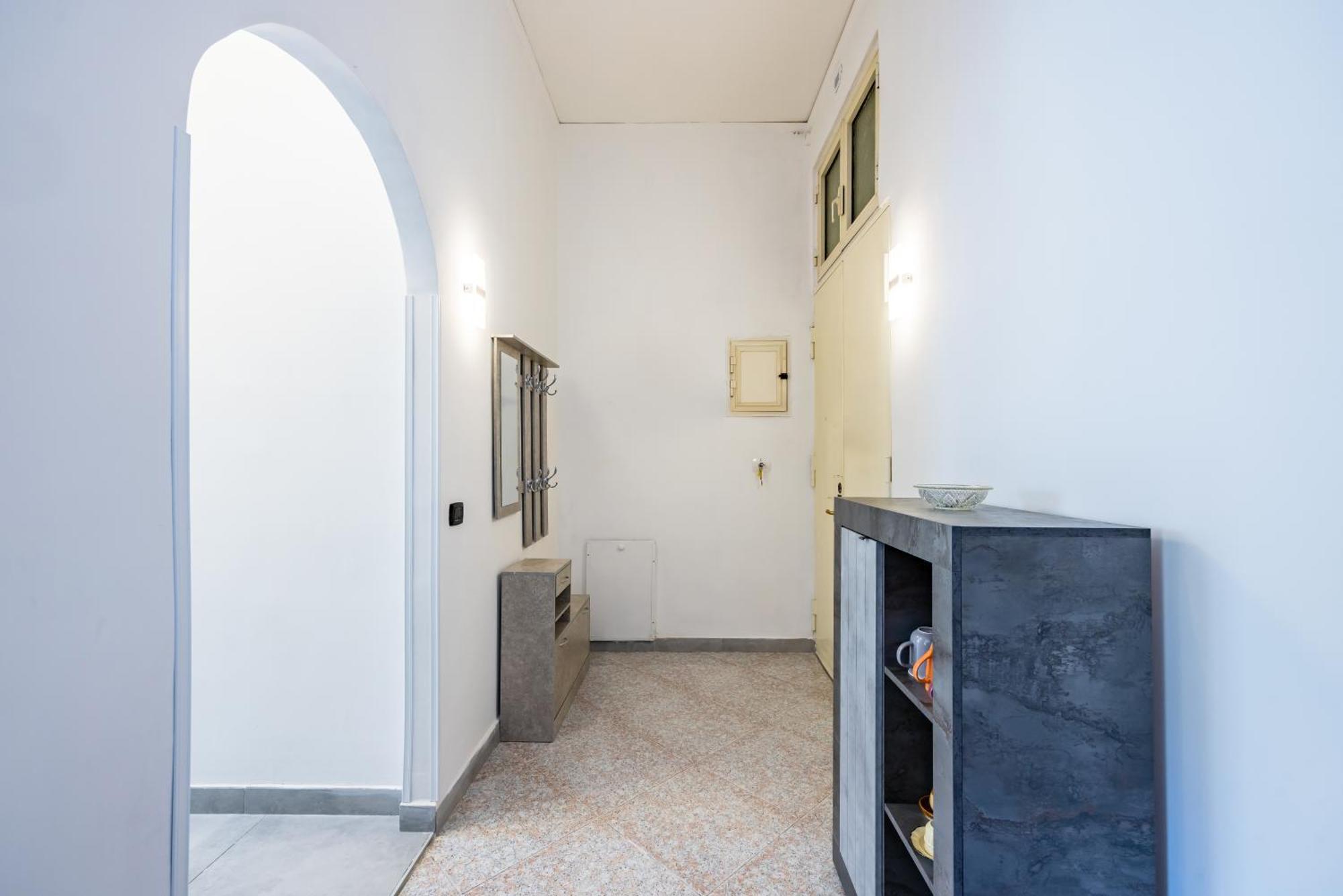 Red Comfort Flat Near Garibaldi Station Apartment