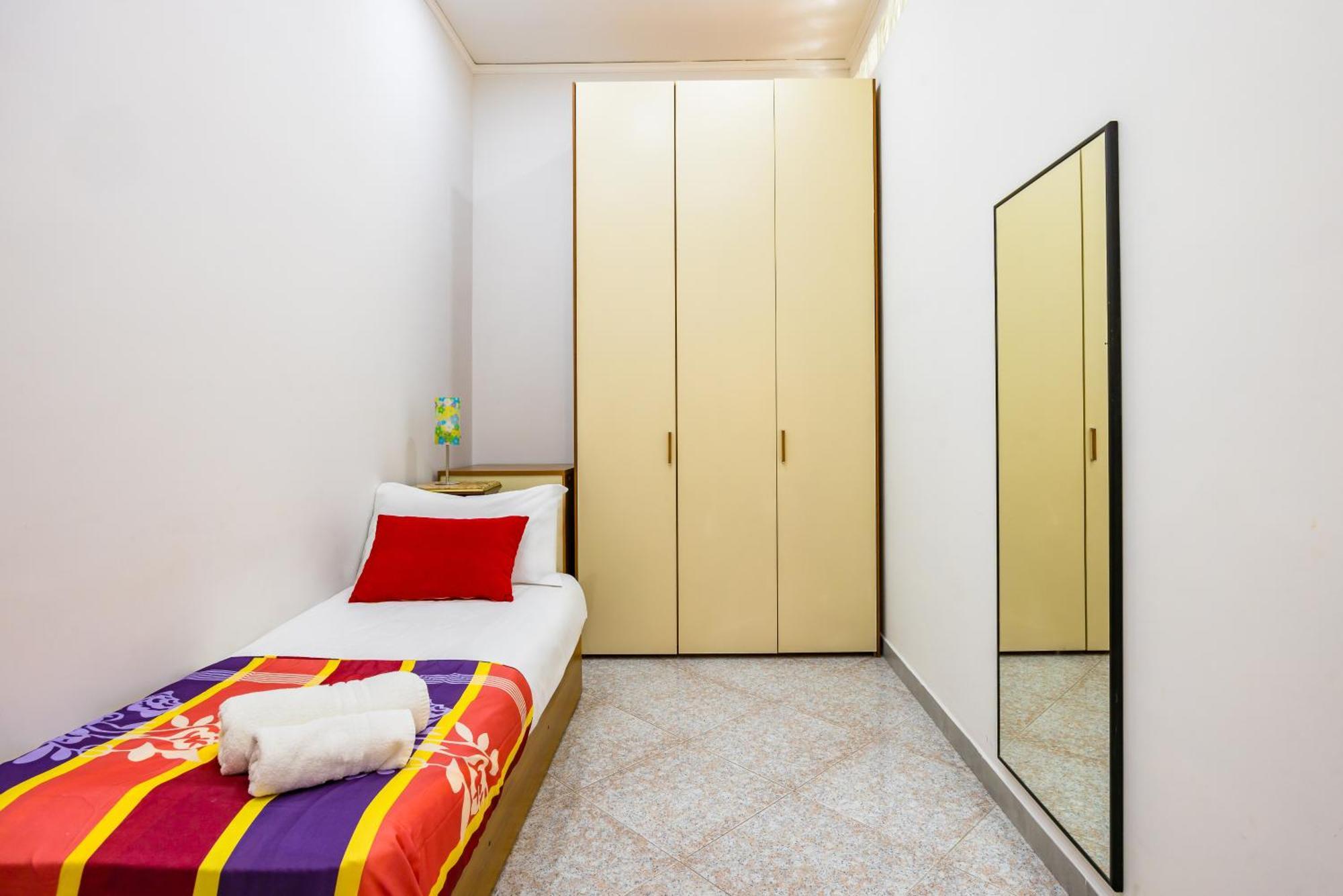 Red Comfort Flat Near Garibaldi Station