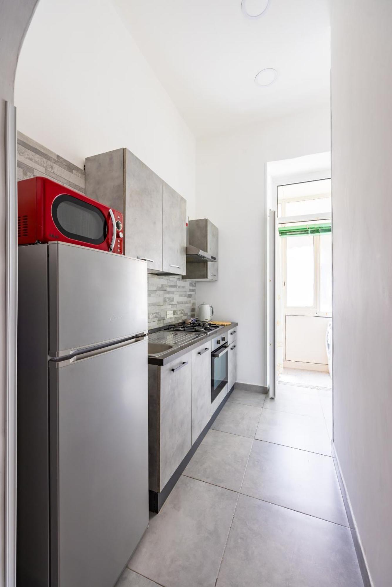 Red Comfort Flat Near Garibaldi Station Apartment