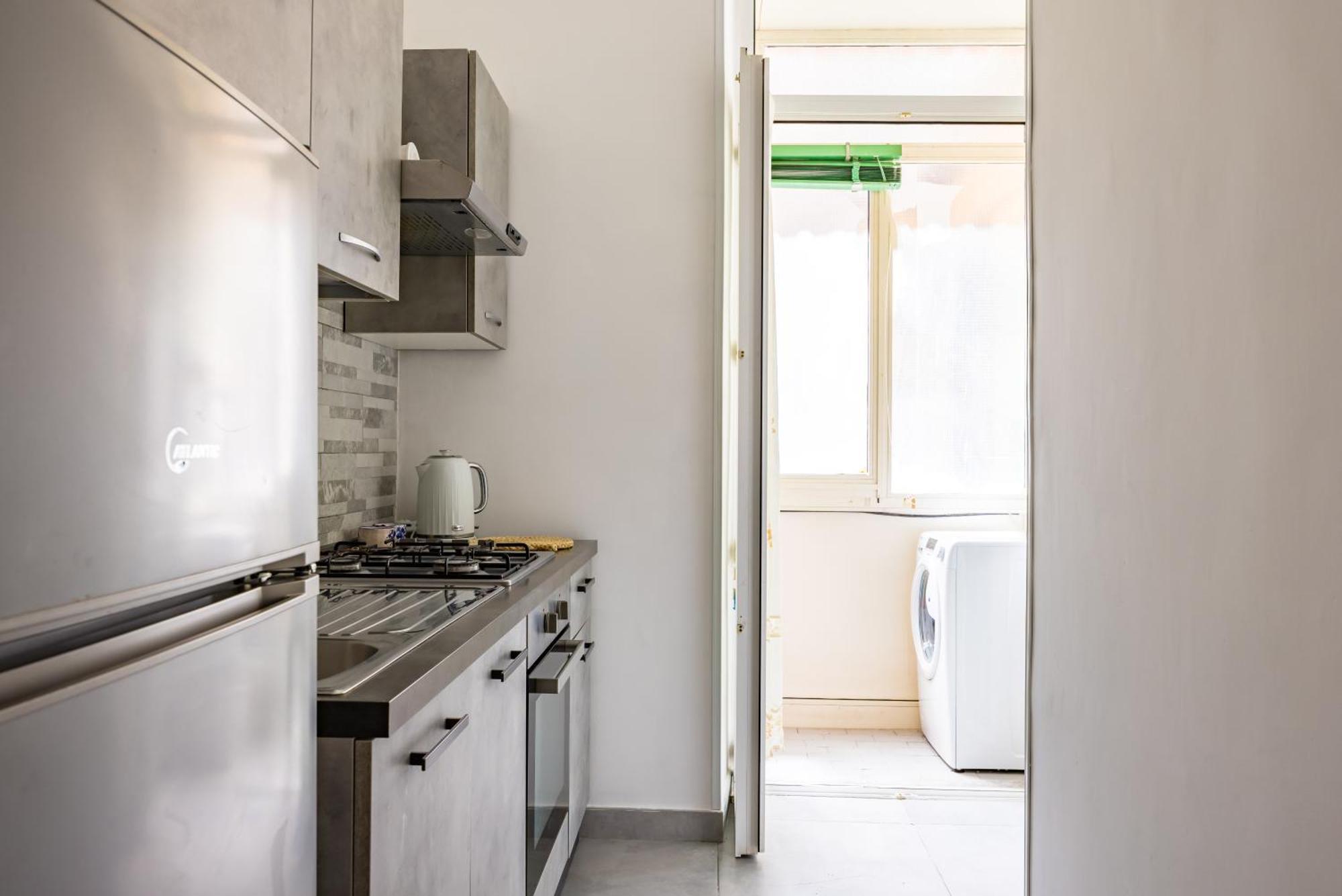 Red Comfort Flat Near Garibaldi Station Naples
