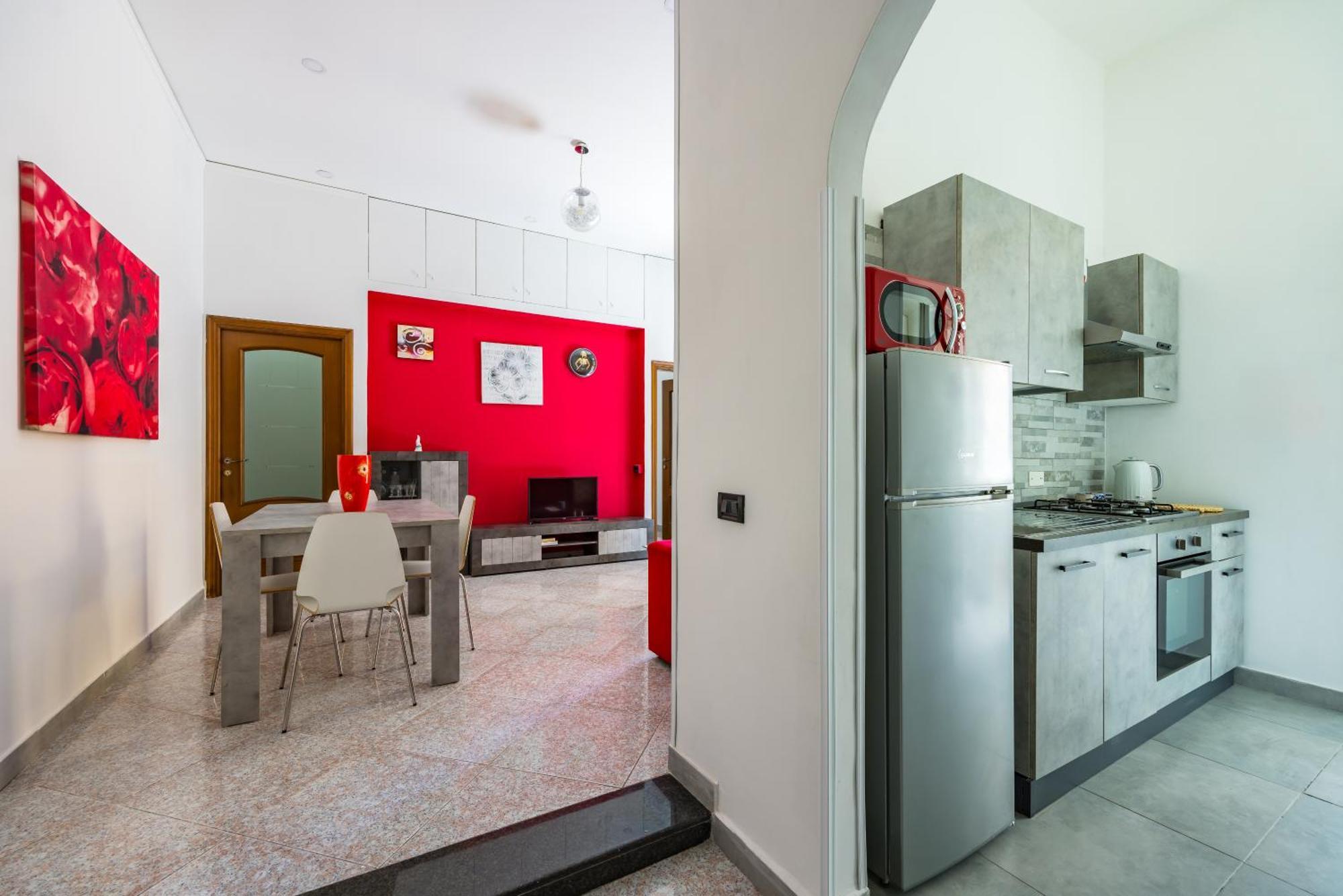 Red Comfort Flat Near Garibaldi Station Apartment