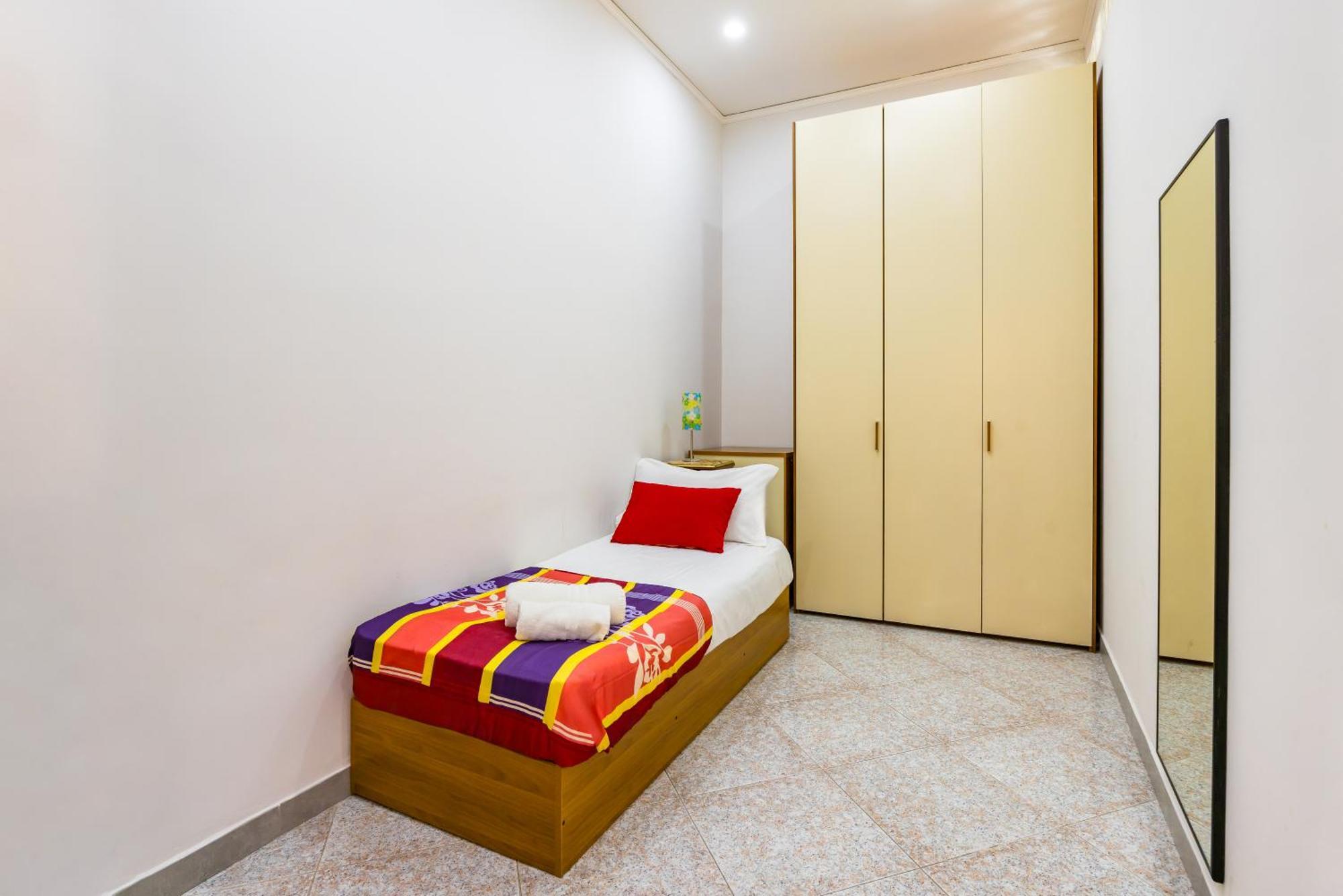 Red Comfort Flat Near Garibaldi Station Naples