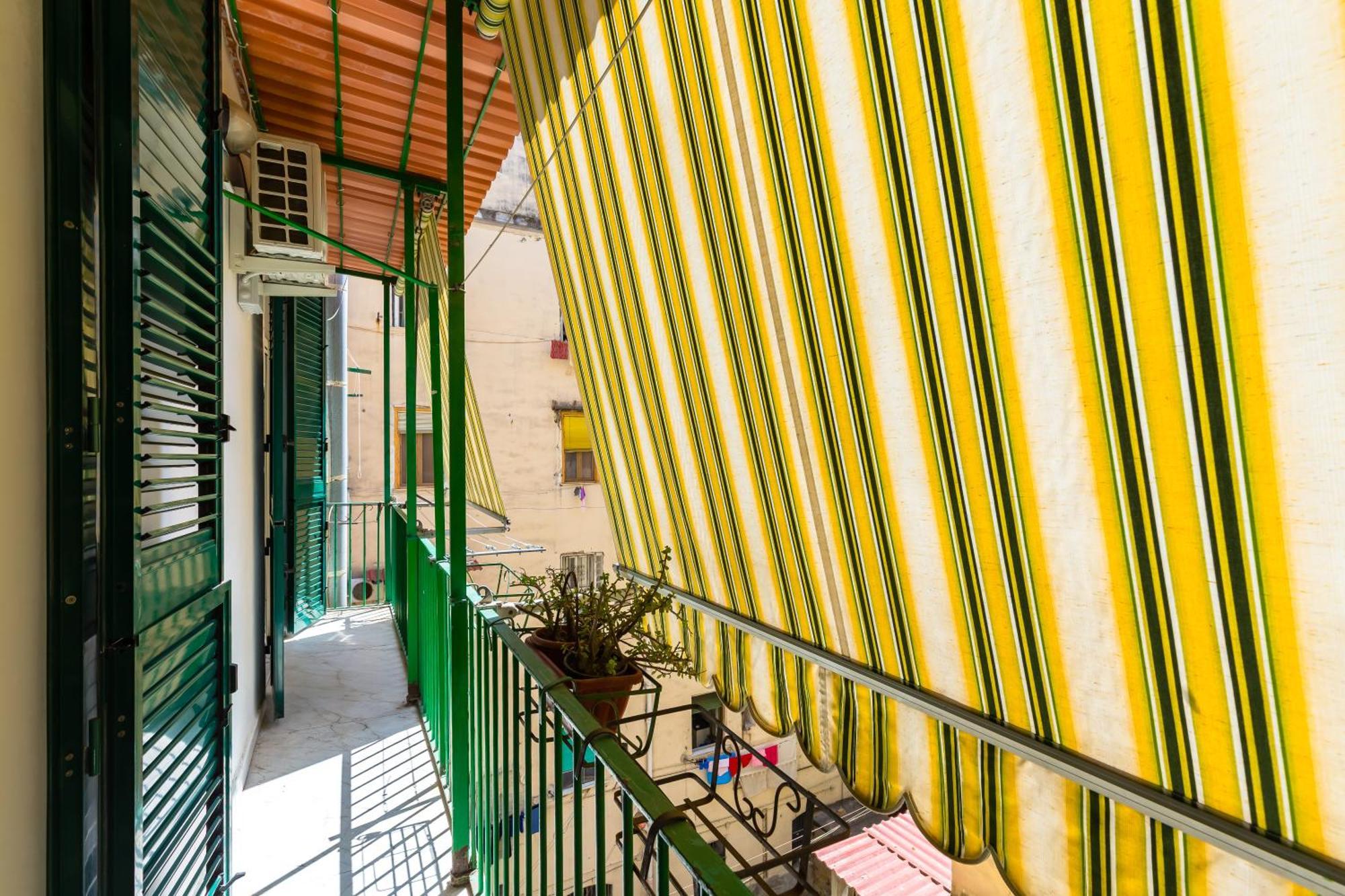 Apartment Red Comfort Flat Near Garibaldi Station