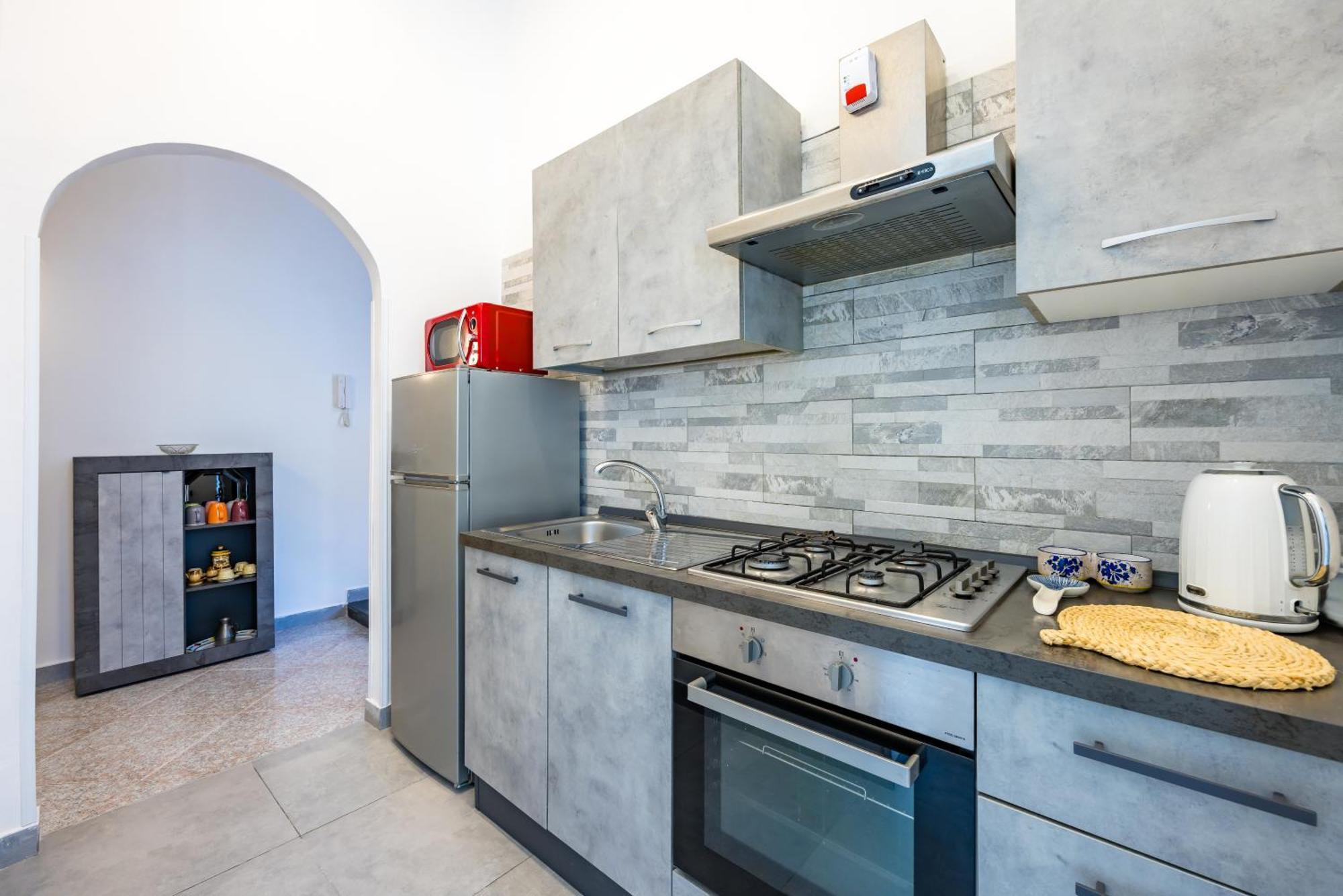 Red Comfort Flat Near Garibaldi Station *