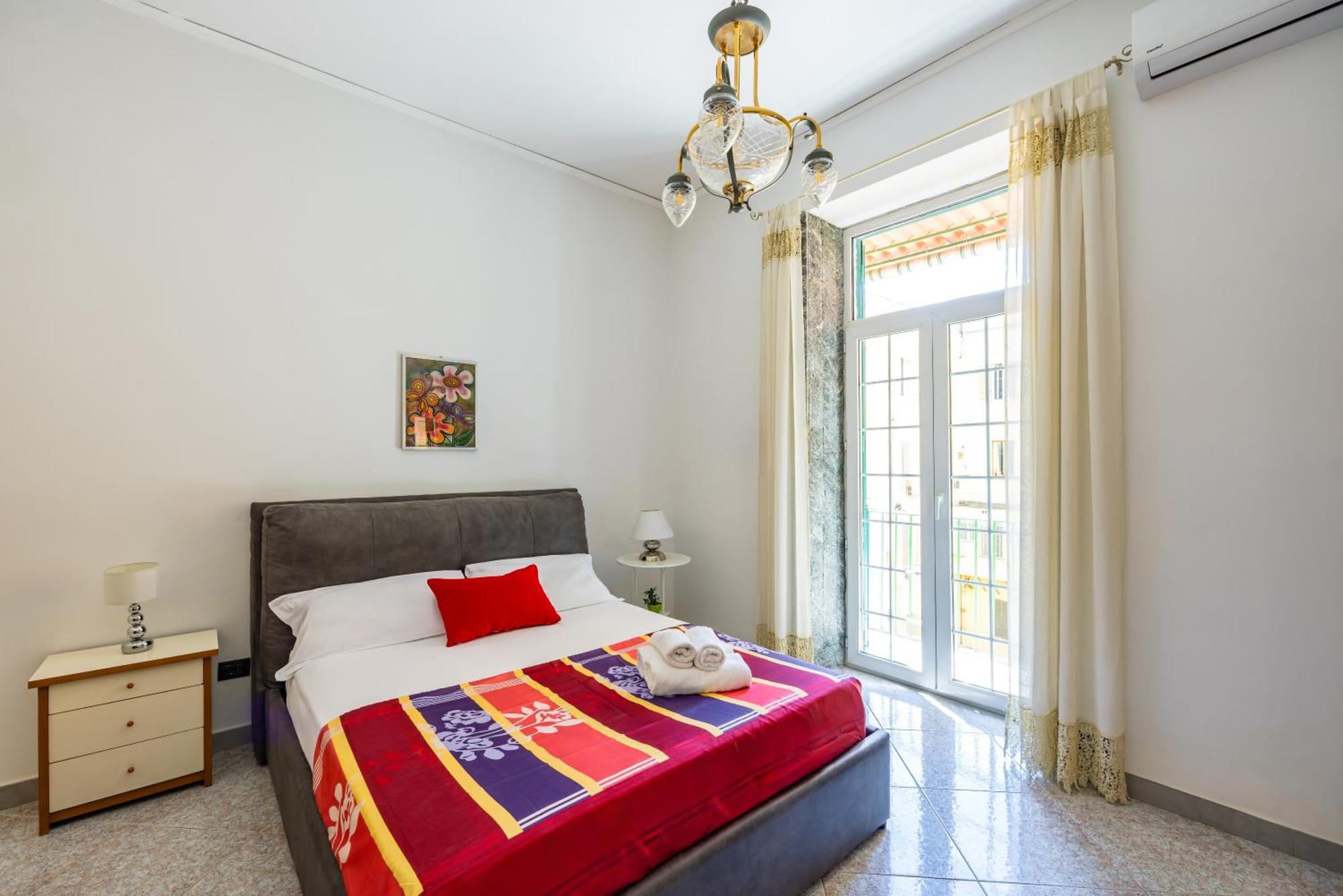 Red Comfort Flat Near Garibaldi Station Naples