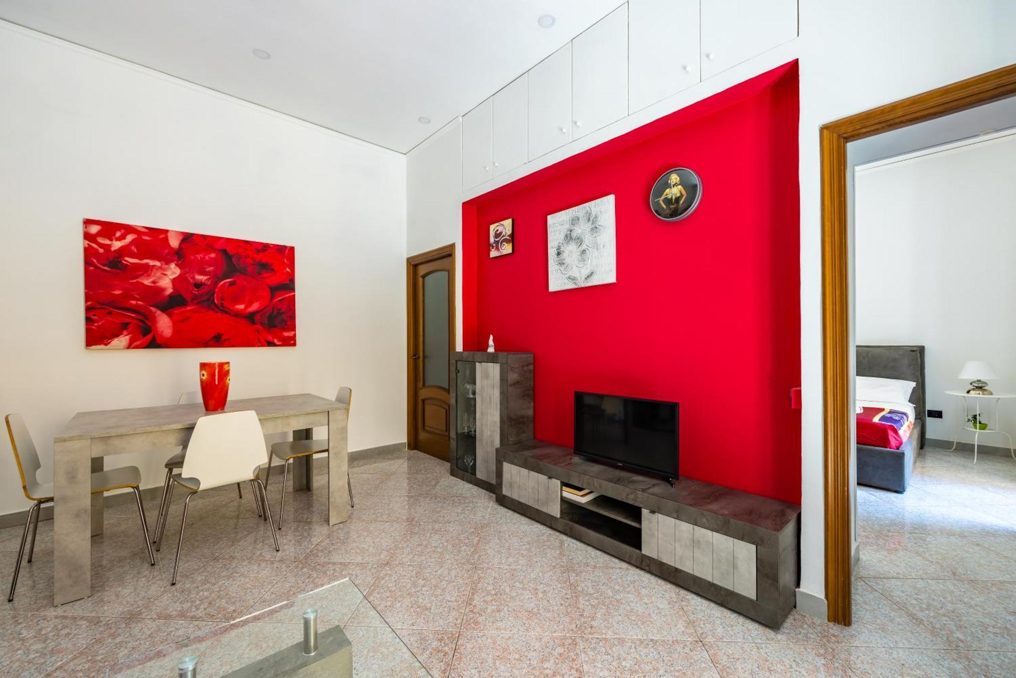 Red Comfort Flat Near Garibaldi Station Naples